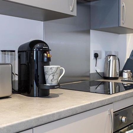 Modern 2 Bed Salford Apartment Stunning Views Манчестер Экстерьер фото