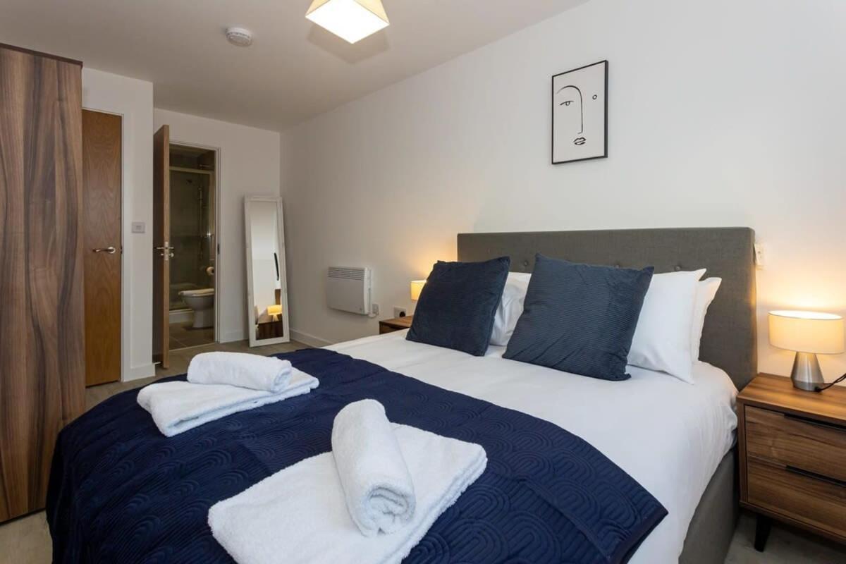 Modern 2 Bed Salford Apartment Stunning Views Манчестер Экстерьер фото