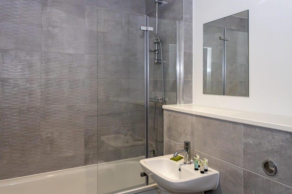 Modern 2 Bed Salford Apartment Stunning Views Манчестер Экстерьер фото