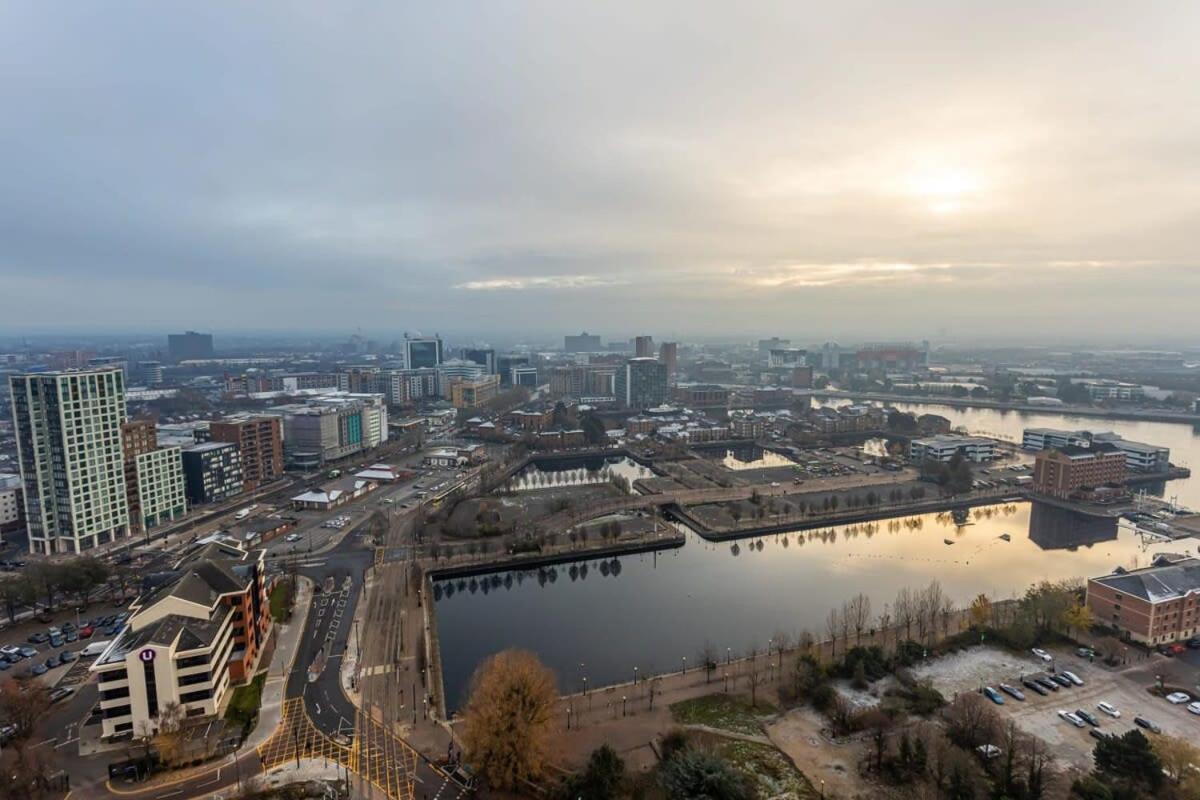 Modern 2 Bed Salford Apartment Stunning Views Манчестер Экстерьер фото