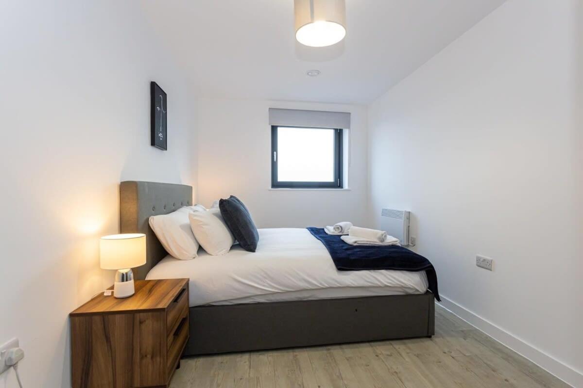 Modern 2 Bed Salford Apartment Stunning Views Манчестер Экстерьер фото